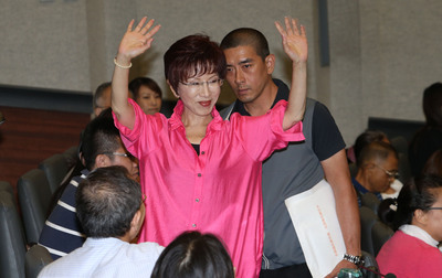國民黨準總統參選人洪秀柱（前中）11日在中華經濟研究院，參加台灣銀髮族暨健康照護產業高峰會活動。圖：中央社