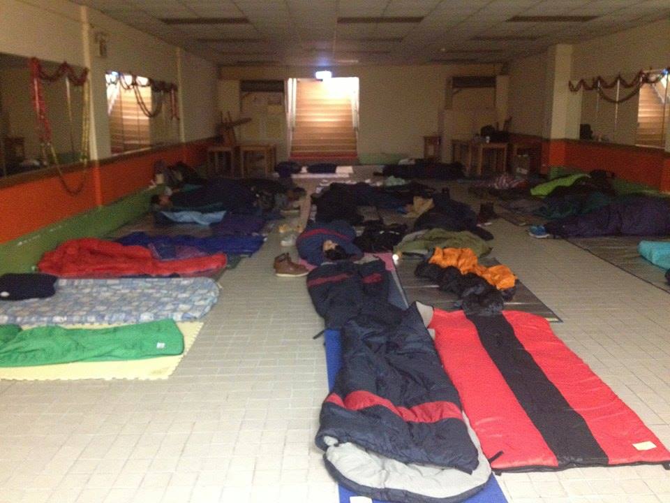 台大社科院地下學生餐廳目前暫停營業，改造成休息區，現場提供棉被與睡袋，讓長期抗戰的民眾有個補充體力的地方。圖：台大新聞E論壇提供