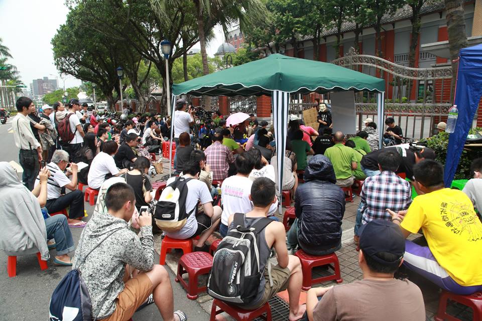 13日中午12點左右，有上百民眾在立法院外短講，關注場內審法案情形。圖2之2：林雨佑/攝