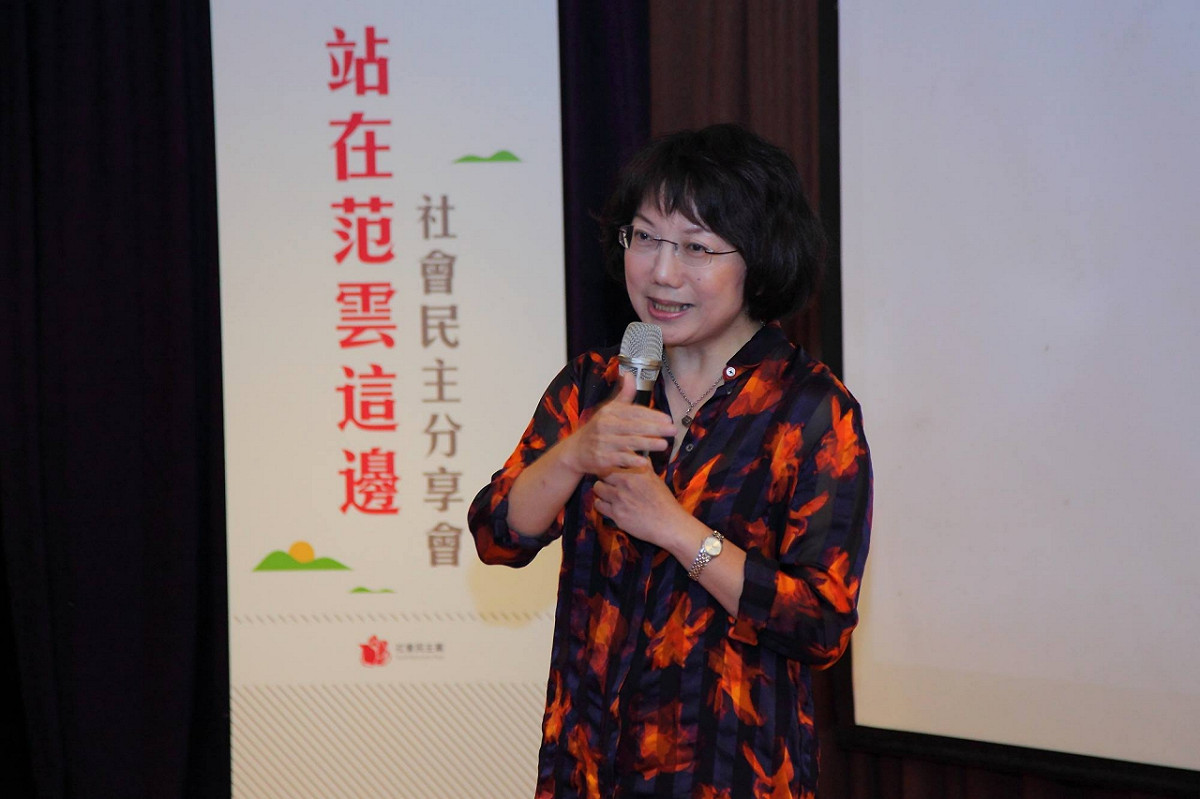 社民黨召集人范雲26日批評鴻海董事長郭台銘是「得了便宜還賣乖的草莓慣老闆」。圖：社民黨提供