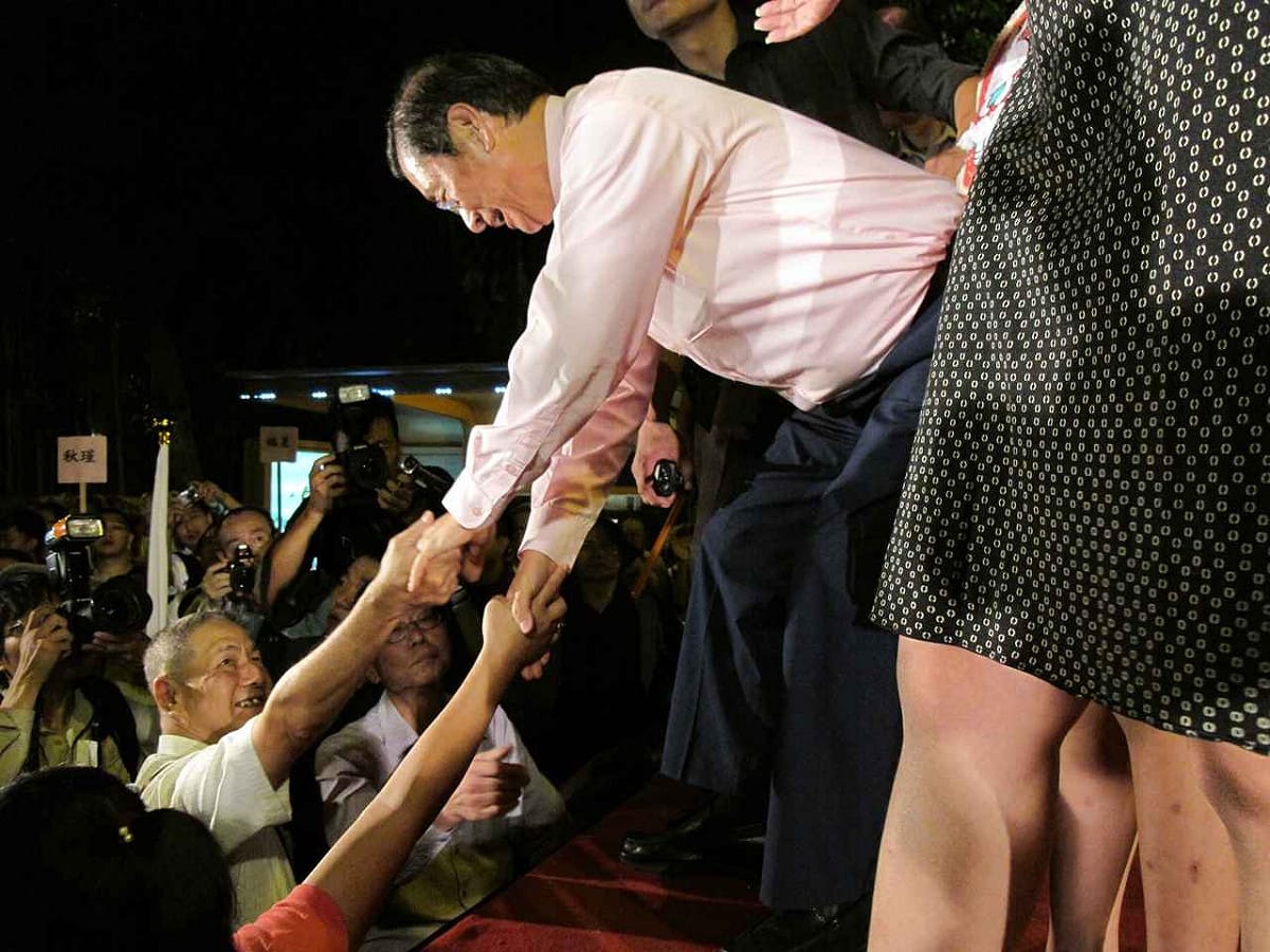 白狼張安樂演講後，接受支持者歡呼、握手。林朝億/攝