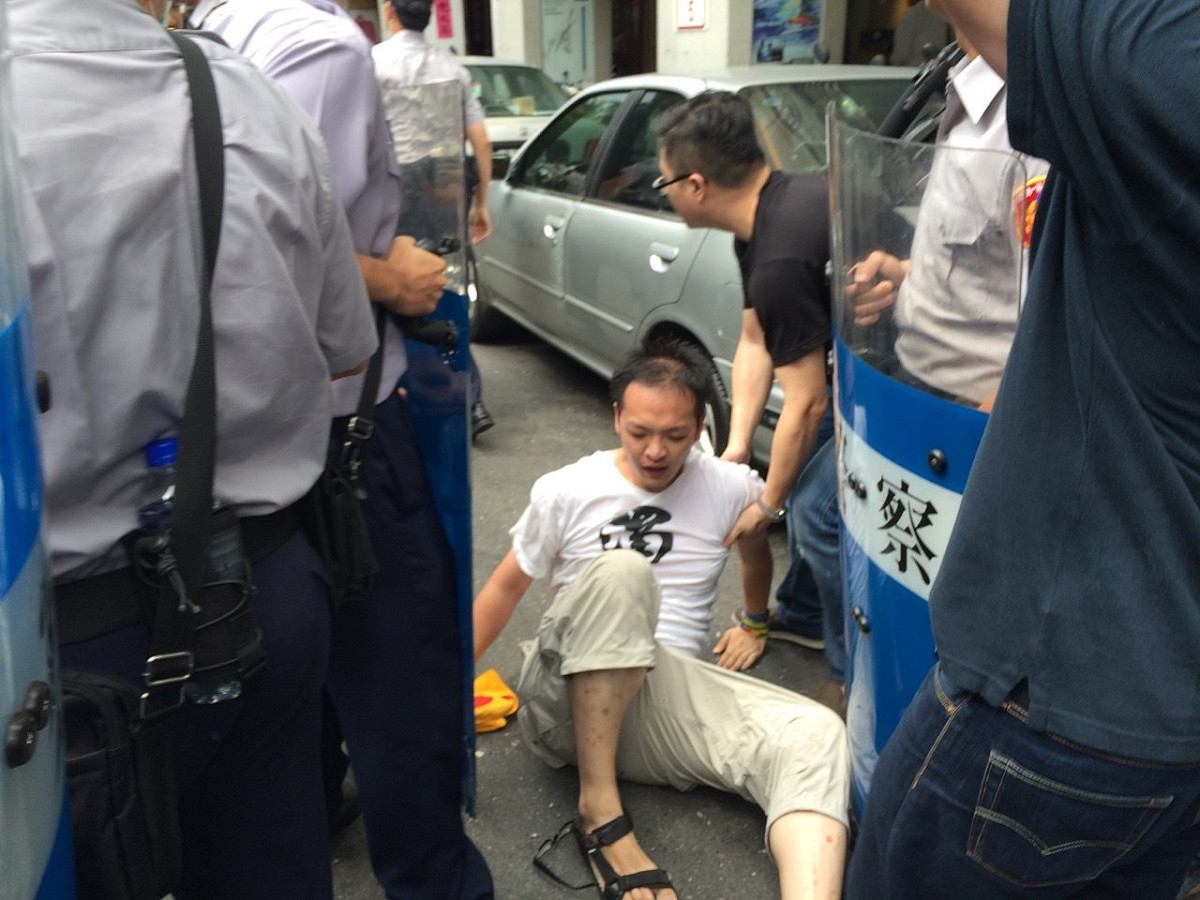 洪崇晏遭警方摔倒在地。圖：符芳碩/攝
