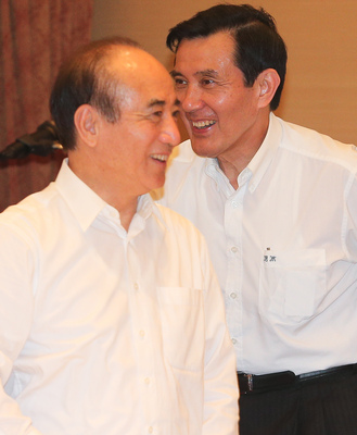 總統馬英九26日下午與五院院長茶敘，他與立法院長王金平間的互動備受關注。圖：中央社