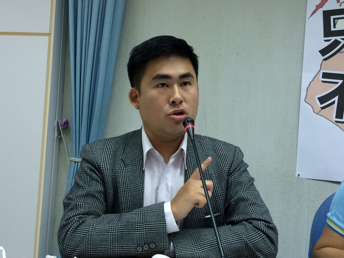 國、新兩黨日前宣佈在立委選舉上合作，26日上午就邀請有意參選台南立委的新黨發言人王炳忠到記者會上一起批評賴清德防疫不力。圖：符芳碩/攝