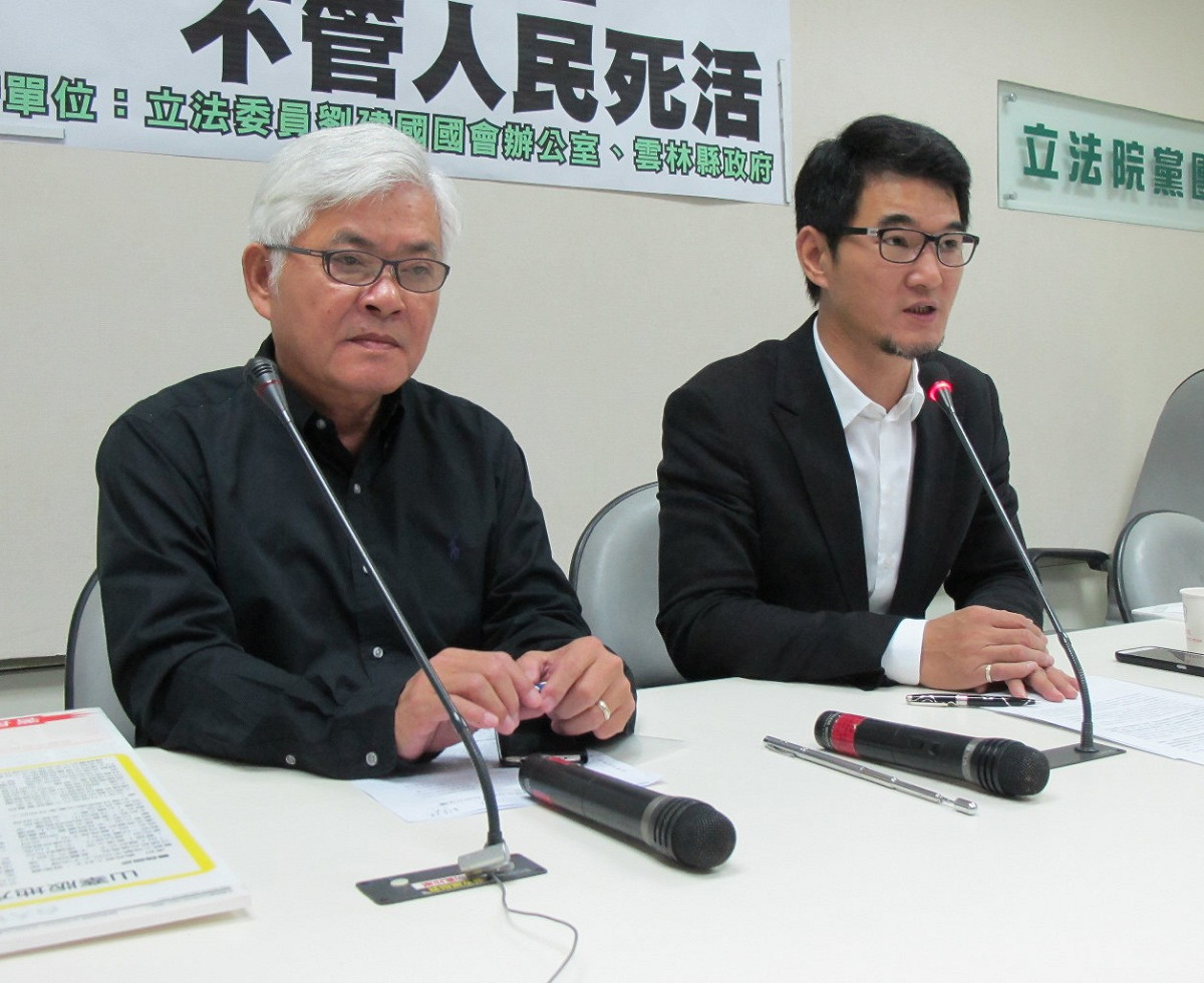 雲林縣長李進勇及民進黨立委劉建國24日痛批中央政府鴨霸。圖：林朝億/攝