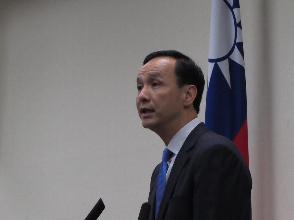 國民黨主席朱立倫15日在中常會上強調，不會容許有人打著藍旗反藍旗，「選前為藍軍，選後跟綠營結合。」圖：新頭殼資料照片