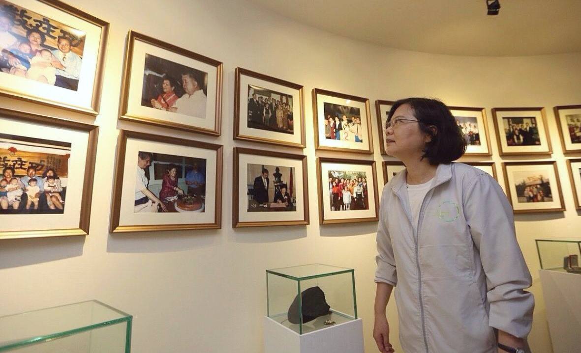 民進黨主席蔡英文12日出席活動時，星雲法師對她說，「一定可以當選的蔡英文更是我們的媽祖婆」。圖：翻攝自蔡英文臉書