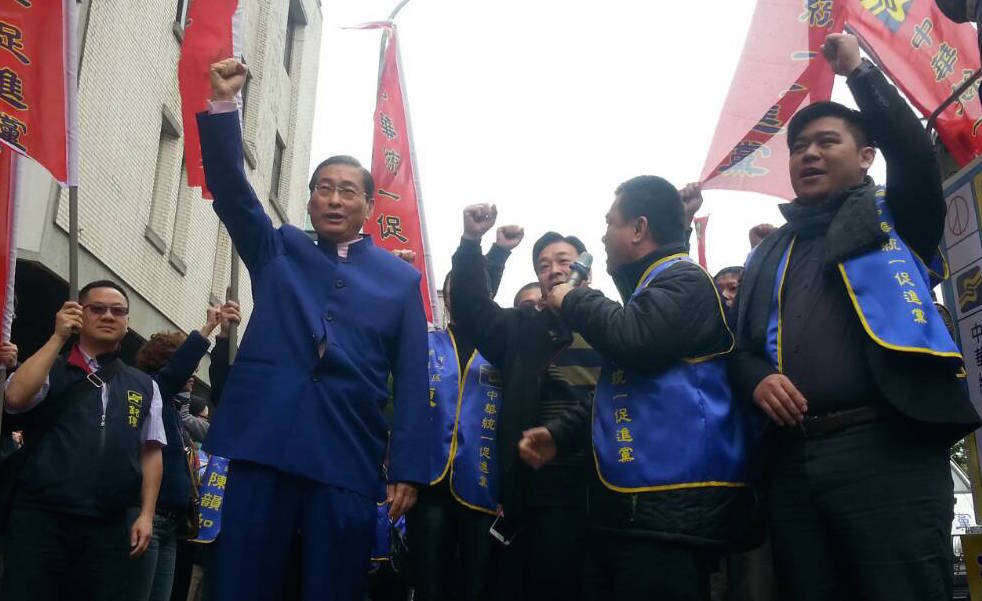 白狼張安樂18日帶領「中華統一促進黨」立委候選人和支持民眾，駕駛數輛「戰車」從立法院出發為選舉造勢，爭取政黨票。圖：楊淳卉/攝