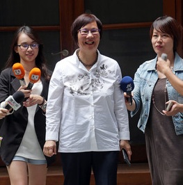 國民黨準總統參選人洪秀柱11日邀國民黨籍立委餐敘，立委羅淑蕾（中）中午至洪秀柱官邸與會。圖：中央社