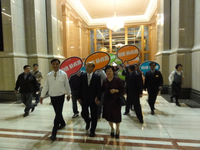 蘇貞昌在民進黨初選第二場政見會進場時，動員支持者舉牌，氣氛營造最氣派。圖片：王鼎鈞/攝