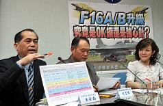 國民黨立院黨團書記長趙麗雲（右起），22日邀請國防部戰略規劃司司長成雲鵬與空軍司令部副參謀長朱安南到黨團，就F-16A/B型戰機升級案提出說明。圖片來源：中央社