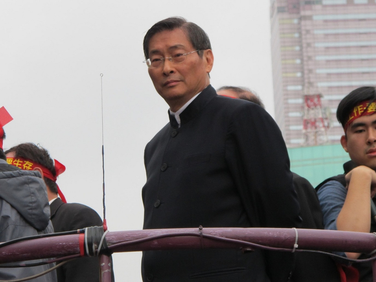 張安樂約在下午2點多現身監察院，隨後他站上活動宣傳車，與警方封鎖線後的民眾對嗆。圖:林朝億/攝