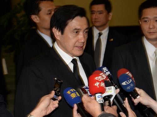 總統馬英九24日深夜自新加坡返國，他強調，上午不發布新聞，是因為尊重跟星國的約定。圖：中央社