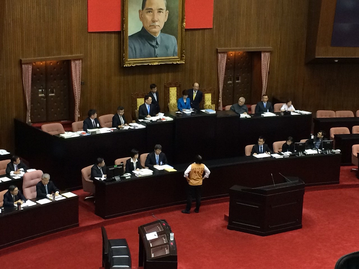 立法院副院長洪秀柱宣布決議時，台聯立委周倪安至會議桌前表達訴求。圖：符芳碩/攝