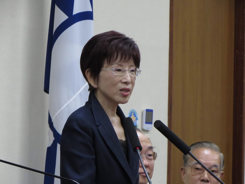國民黨總統參選人洪秀柱27日出席世界台商挺柱後援大會時，透露團隊內部做的民調結果，她與對手相差無幾、有得一拼。圖：邱珮文/攝
