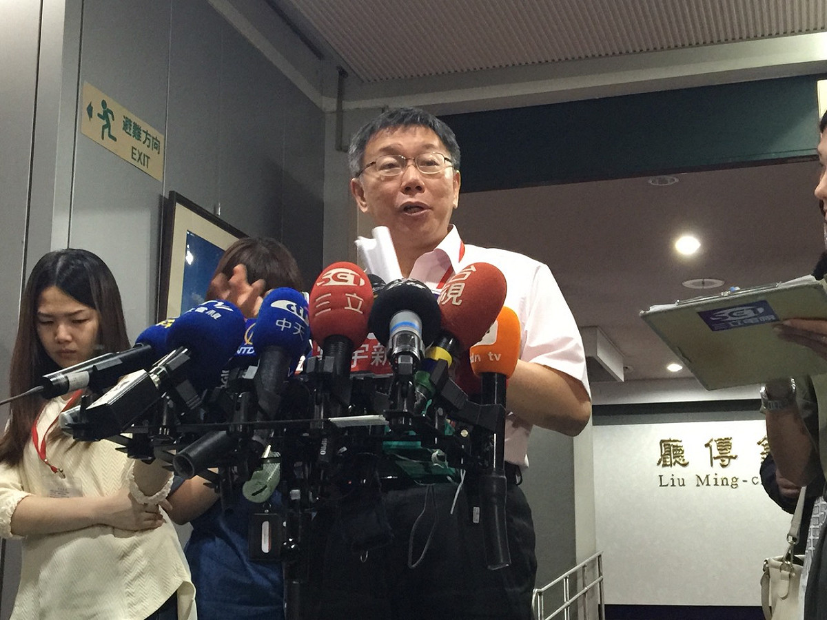 台北市長柯文哲13日上午出席里長座談會前受訪。圖：劉奕霆/攝
