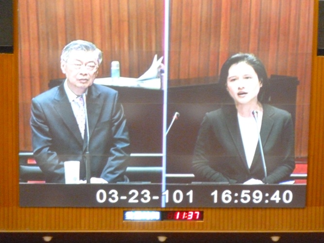 行政院長陳冲23日接受立委鄭麗君質詢時表示，與中國簽訂和平協議是否要經過人民公投同意，陳冲說，要符合公投法的規定。圖片：謝莉慧/攝