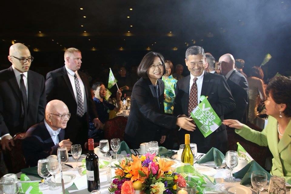 民進黨主席蔡英文31日出席芝加哥台灣僑胞晚宴，全場席開80桌，近千名台僑與會。圖：民進黨提供