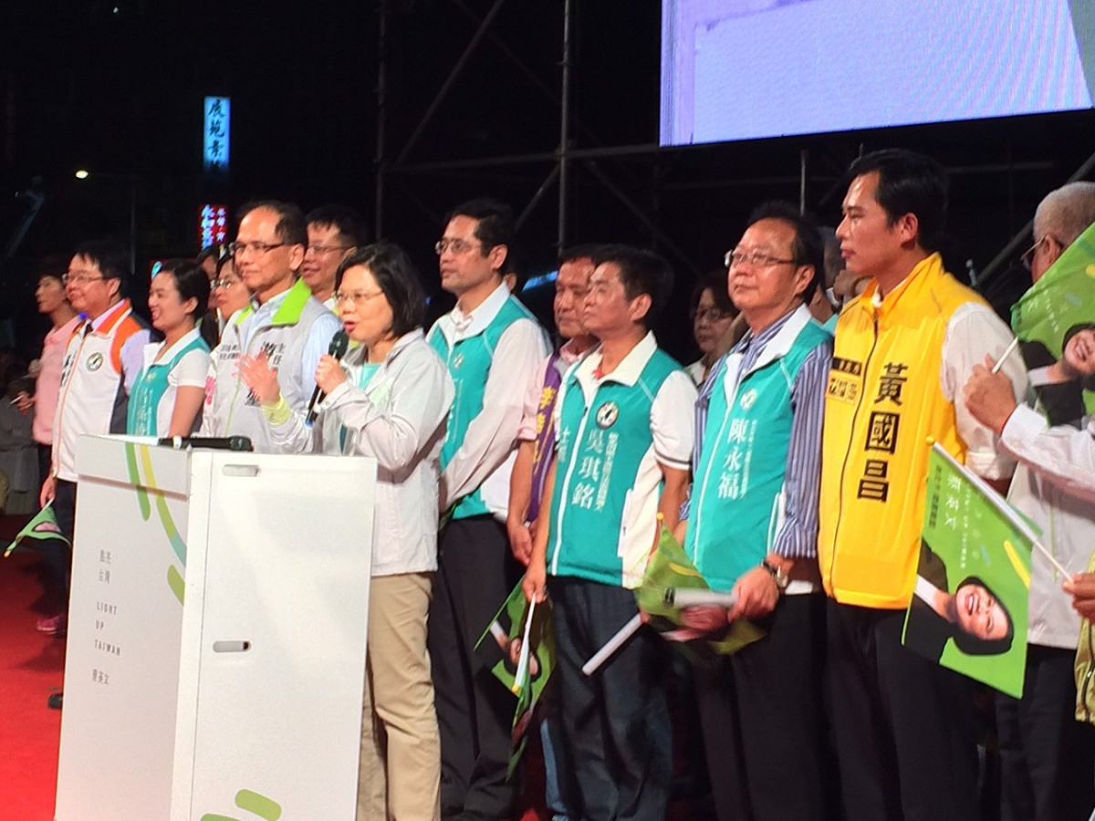 民進黨總統參選人蔡英文新北市競選總部15日在板橋成立，晚間蔡英文出席競總成立大會，也為新北市立委選情拉抬聲勢。圖：楊淳卉/攝