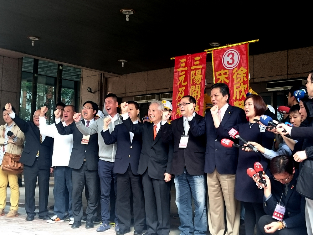 親民黨「宋瑩配」抽中3號，支持者則高喊「勇冠三軍宋瑩配」。圖：翁嫆琄/攝