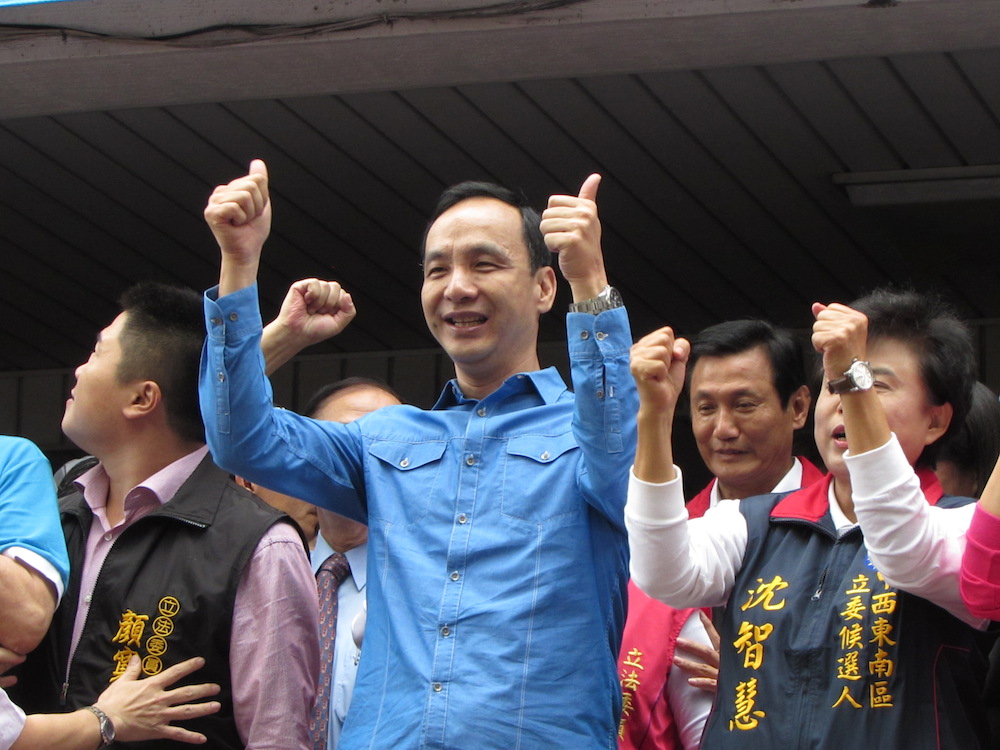 國民黨總統參選人朱立倫22日啟動地方走訪行程，第一站選擇台中，與8位立委提名人舉行競選聯合服務中心揭幕儀式。圖：邱珮文/攝