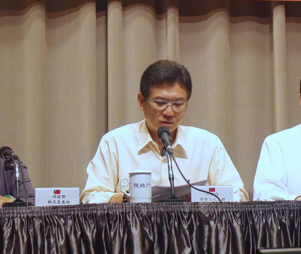 行政院27日轉述，國防部強調，原本就只承諾1994年（民國83年）後出生的男性需訓練4個月，1994年以前出生的還是要服1年兵役。圖：翁嫆琄/攝