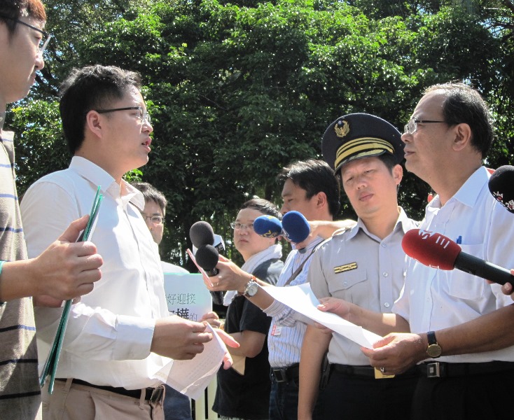 政風處科長出面接取陳情書。圖3之3：王立柔/攝