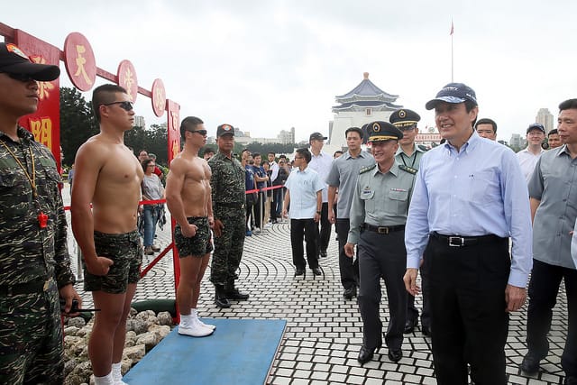 總統馬英九30日表示，盼國防部加強宣傳，讓外界知道「徵募並行制」相當成功。圖：總統府提供