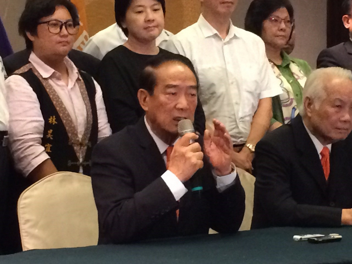 親民黨主席宋楚瑜批評，台灣因藍綠造成不少對立，未來若他參選，會主張聯合政府，施政絕不分顏色。圖：符芳碩/攝