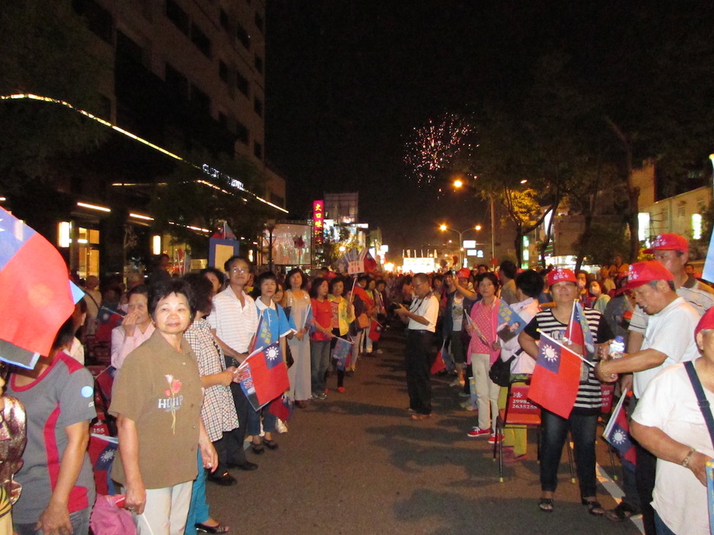 現場將近4000人手搖國旗夾道歡迎，洪秀柱行經之處都引起尖叫推擠，從入口到舞台約200公尺的路程，洪秀柱就走了10分鐘。圖：邱珮文/攝