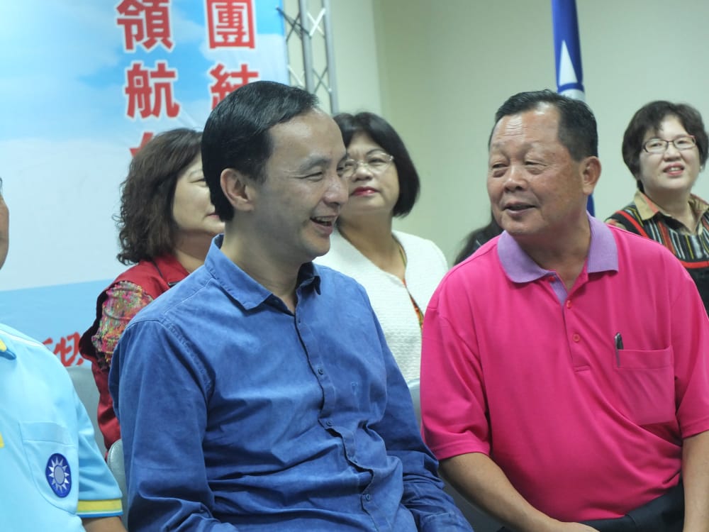 國民黨總統參選人朱立倫1日到苗栗助選，他和前縣長劉政鴻相談甚歡。圖：翁嫆琄/攝