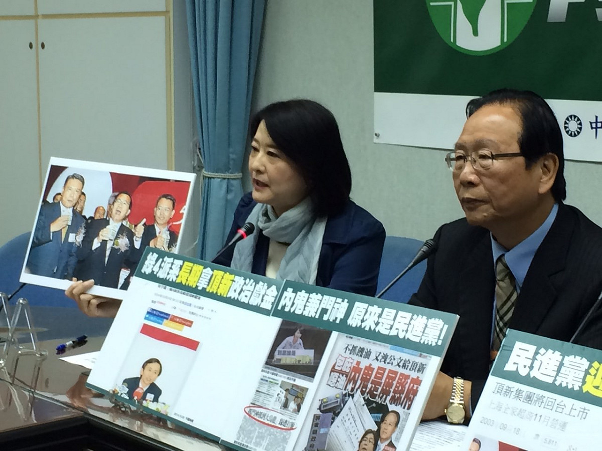 國民黨立院黨團30日召開記者會，批評民進黨執政時期引進頂新回台。圖：符芳碩/攝