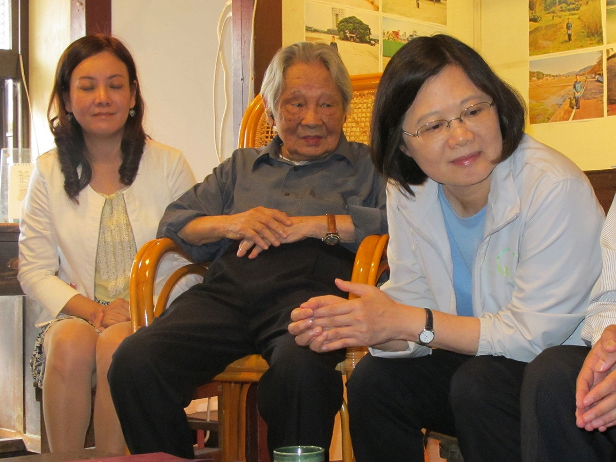 鍾肇政及家人與民進黨總統參選人蔡英文一起拍照留念。圖：林朝億/攝