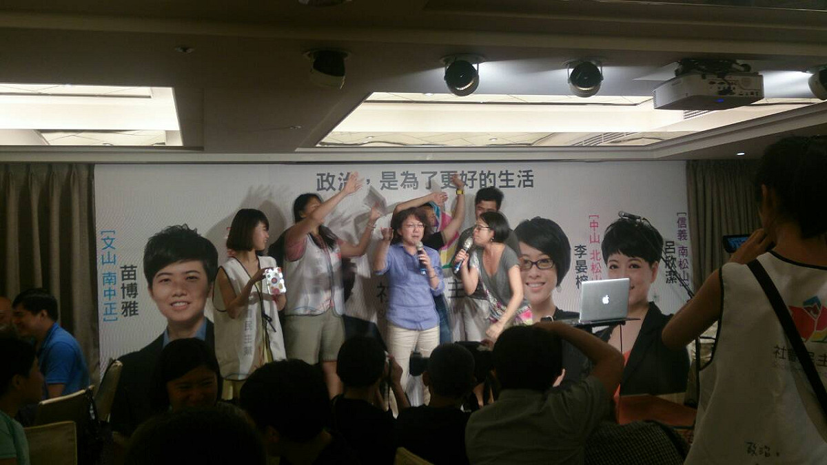 代表社民黨在北市中山區參選的李晏榕（右），在募款時與范雲（右二）載歌載舞掀起高潮。圖：張揚/攝