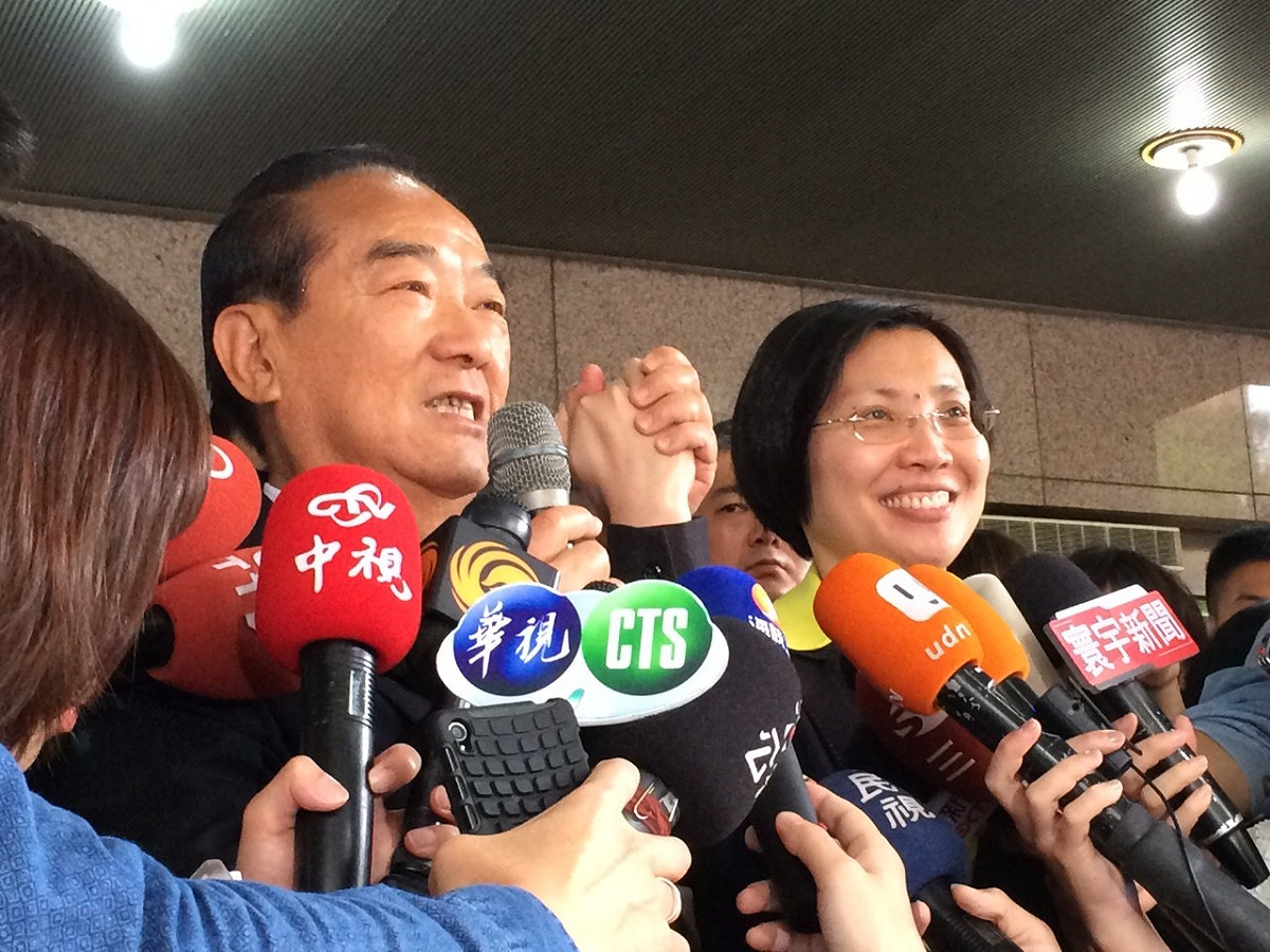 親民黨主席宋楚瑜24日登記參選後受訪，與副總統候選人徐欣瑩手牽手。圖：符芳碩/攝