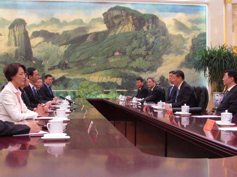 國民黨主席朱立倫與中共總書記習近平4日上午在北京人民大會堂福建廳舉行，雙方分坐在橢圓形長桌上，朱、習2人坐在正中央。圖：邱珮文/攝