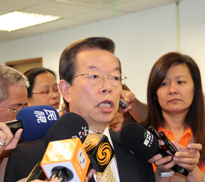 前行政院長謝長廷4日參加中常會前表示，應從賄款193萬美金流向追查共犯結構。圖：謝仁烜/攝影