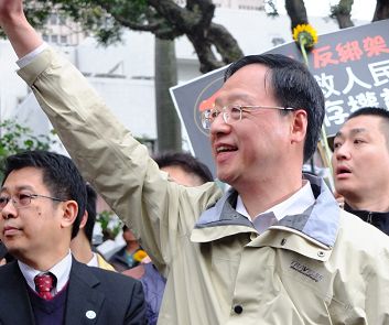 行政院長江宜樺在太陽花學運324警方暴力驅離民眾的角色，備受關注。圖:新頭殼資料照