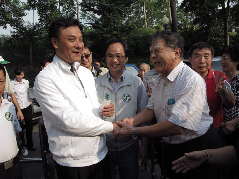 民進黨副總統參選人蘇嘉全今日到高雄金獅湖老人活動中心拜會，受到民眾歡迎。照片來源：胡宏志攝