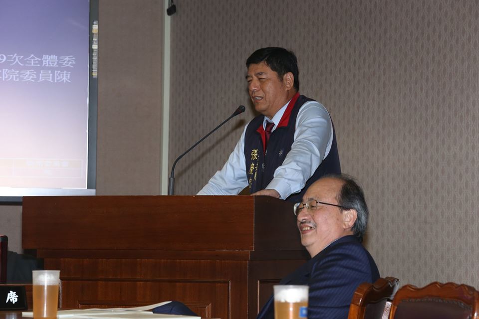 國民黨立委張慶忠8日在內政委員會上表示，「公聽會應該要越開越多越好」，民進黨黨團總召柯建銘聽到後，隨即「打臉」張慶忠。圖：林雨佑/攝