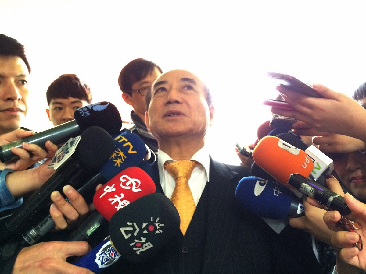 立法院長王金平今(21)天說，對於是否參選？「各方面都在考慮」，但「不會到5月16日才宣布」，否則「怎麼來得及連署」？圖：符芳碩/攝