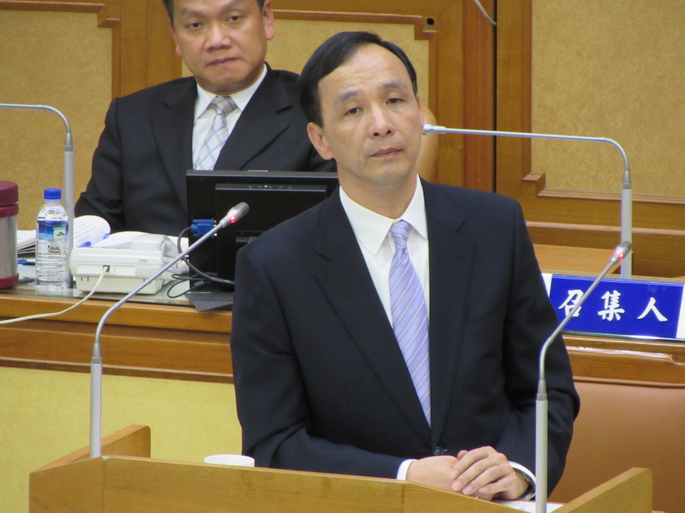 媒體22日詢問國民黨主席朱立倫，有報導稱國民黨在北部優勢選區拉警報，立委席次恐下探40席。對此，朱拒絕回應。圖：新頭殼資料照片