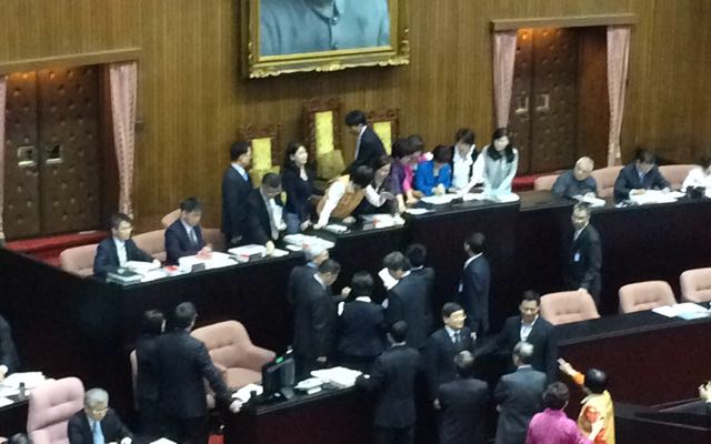 台聯黨團今(31)早為了抗議M503航路及政府申請加入亞投行，佔據議場主席台杯葛議事。圖：符芳碩/攝