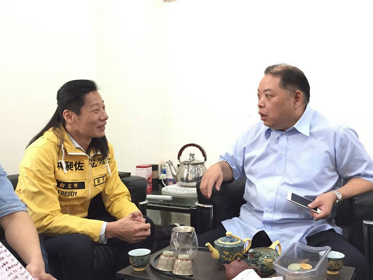 時代力量立委候選人林昶佐26日上午拜會民進黨北市黨部主委黃承國。黃受訪表示，未來經過黨中央決議後，就能依照柯文哲模式，全力支持。圖：時代力量提供