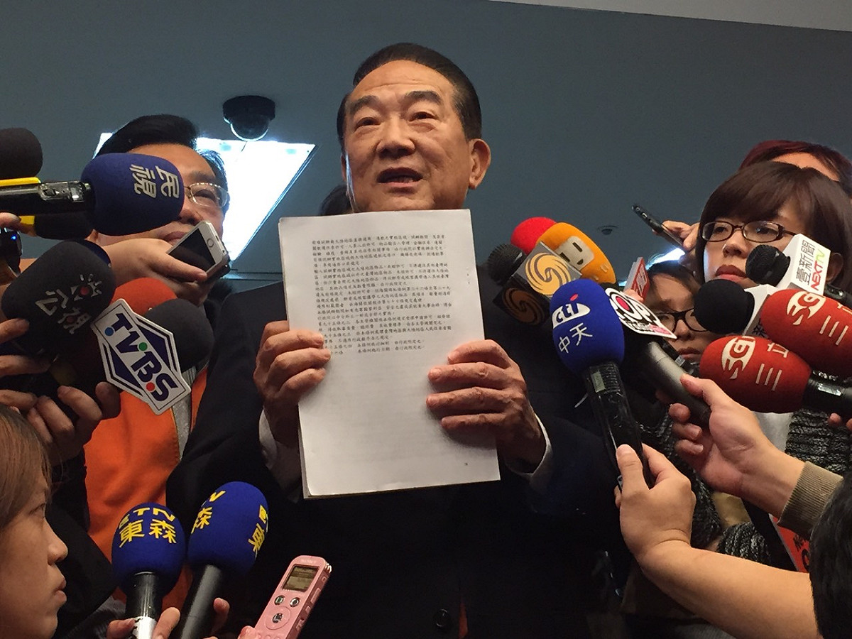親民黨主席宋楚瑜6日下午受訪時，被問到是否有可能和立法院長王金平搭配參選2016？宋楚瑜說，到目前為止沒人可明確了解國民黨到底由誰參選，所以他不需要攪入國民黨內部競爭當中。圖：劉奕霆/攝