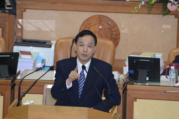 新北市長朱立倫今（23）日重申，必需先確保核四安全，再來談論公投議題。他也透露，下週將和行政院長江宜樺會談，將談地方建設和核四議題。圖片來源：中央社資料照片