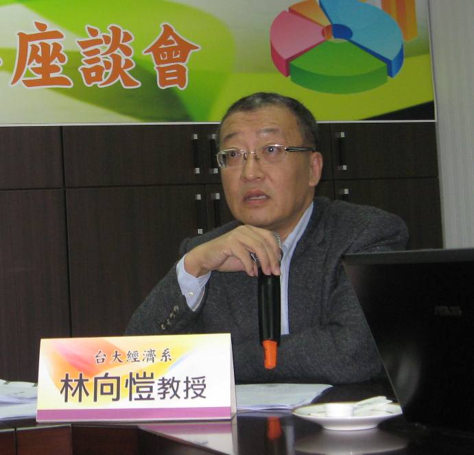 台大經濟系教授林向愷今（24）日出席新台灣國策智庫民調發表會時說，題目太過複雜可能導致抽樣誤差。不過，也正好可以調查所謂「中間選民」的態度。圖：林朝億/攝影