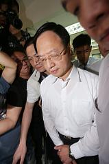 行政院長江宜樺（中）下午五點多赴義光教會，轉告前民進黨主席林義雄有官國民黨對核四廠的兩點停工結論，並籲請停止禁食。圖：中央社