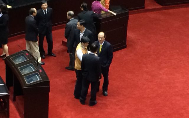 民進黨立院總召柯建銘進場進行協商。圖:符芳碩/攝