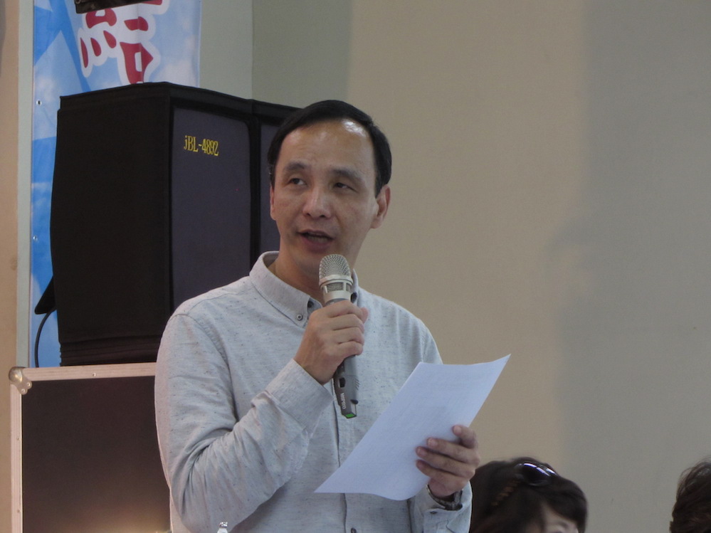 國民黨主席朱立倫4日批評，反對馬習會者動不動就扣他們紅帽子、喊要台灣獨立，已經超越民主常軌。圖：邱珮文/攝